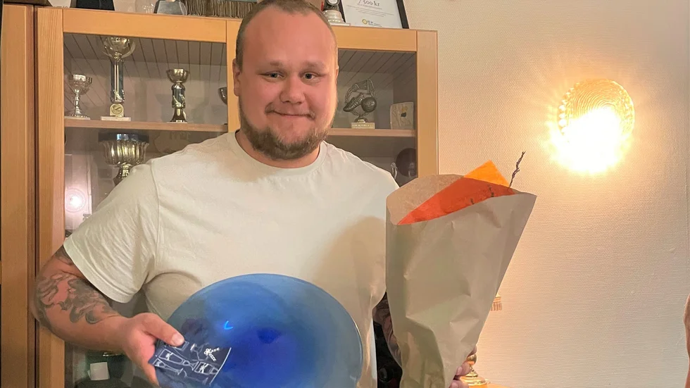 Erik Erlandsson, i dag i Värmbols FC, fick motta ledarpriset retroaktivt vid Gamla VIF:ares årsmöte. Sammtidigt skänktes 20 000 kronor till huvudföreningen för att få igång knattefotbollen igen.