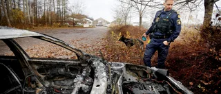 Här söker polishunden spår – efter att personbil totalförstörts: "Sådant som en gärningsman kan ha kastat"