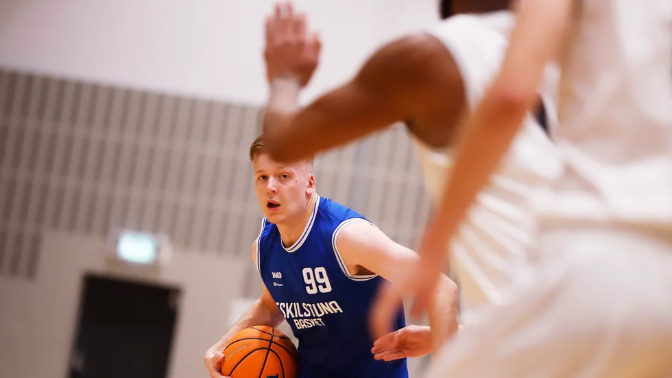 Eskilstuna Baskets Simon Findén var den som gjorde flest poäng av alla i hela världen häromdagen.