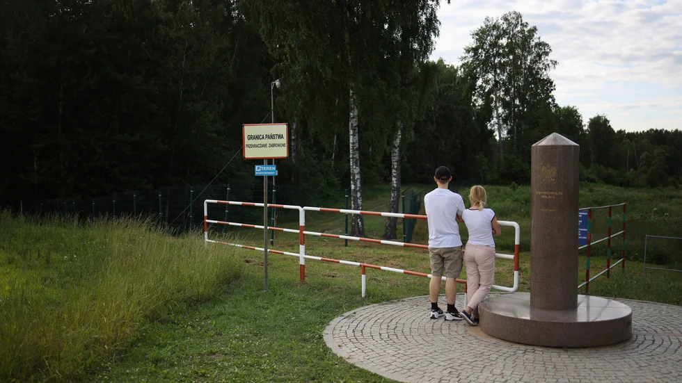 Besökare i somras vid platsen där gränserna mellan Polen, Litauen och ryska exklaven Kaliningrad möts. Arkivbild.