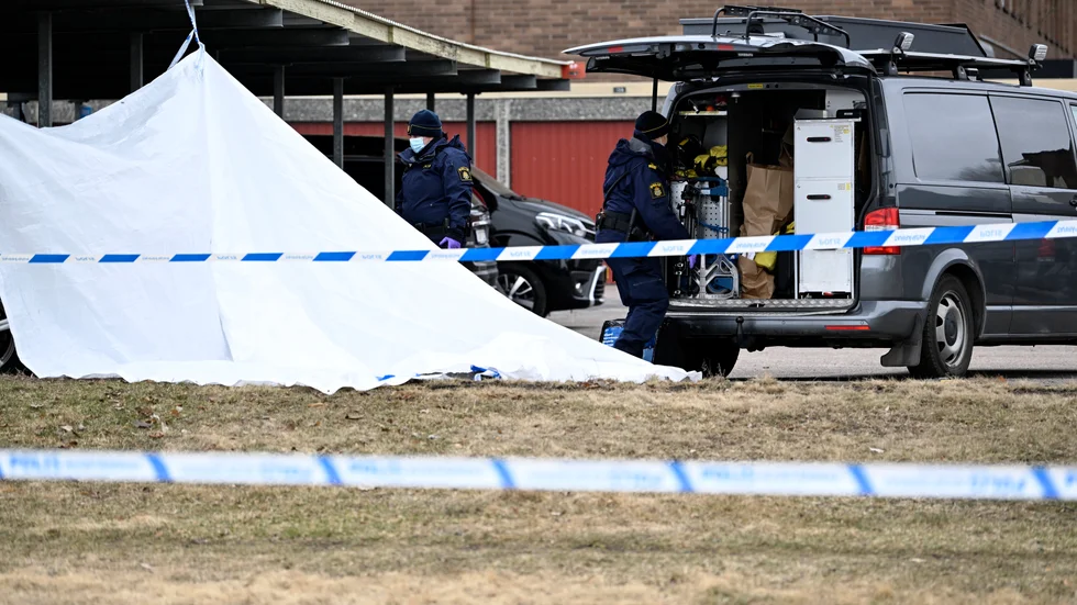 Polistekniker på plats vid brottsplatsen i Upplands-Bro den 7 april i år. Arkivbild.