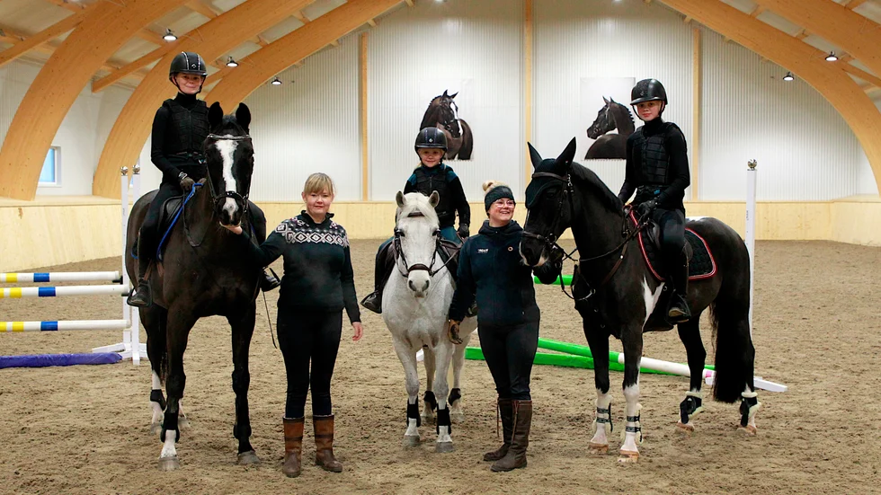 Elsa Norén, Loella Sundman och Otilia Lundström tränade lite ridning i Susanne Nilsson och Maria Noréns ridhus.