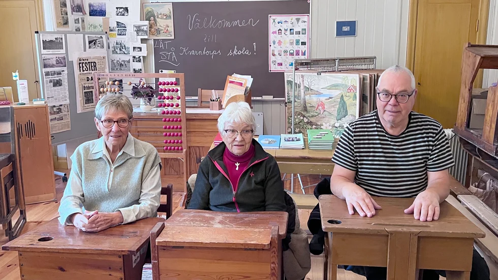 Rök- Svanshals byalag har renoverat Kvarntorps skola och gjort det som ett skolmuseum. Inredningen kommer från andra nedlagda skolor i området, men katedern är original och ursprungligen från skolan. Från vänster: Margareta Göttberg, Agneta Widen och Roger Svensson.