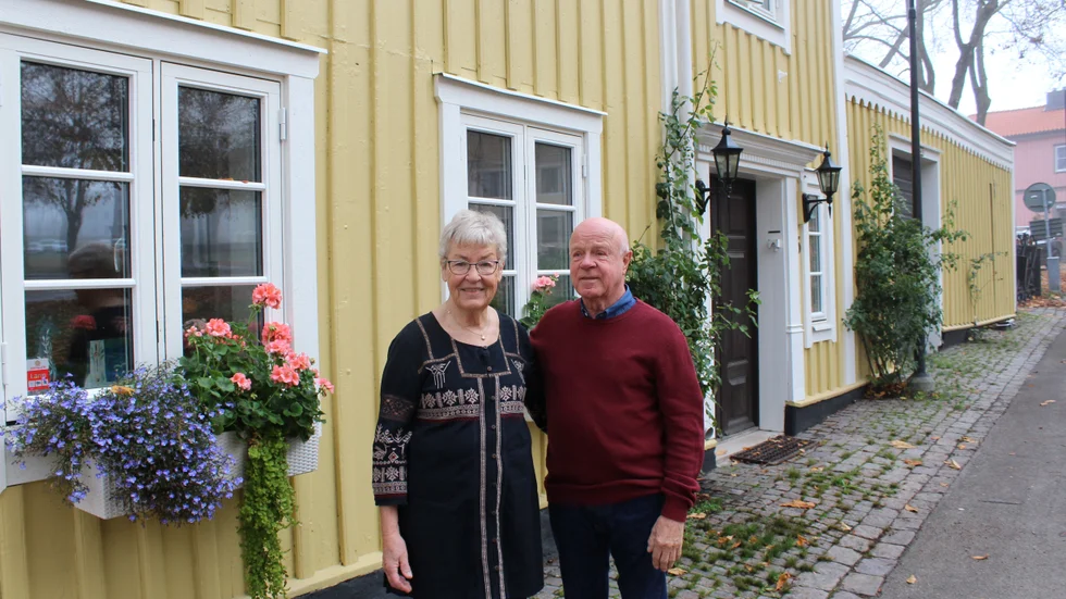 Lobelia och pelargon blommar fortfarande hos Monica Biander och Tomas Olsson, vid sitt vackra hus på Gösta Bernhards gata 5.