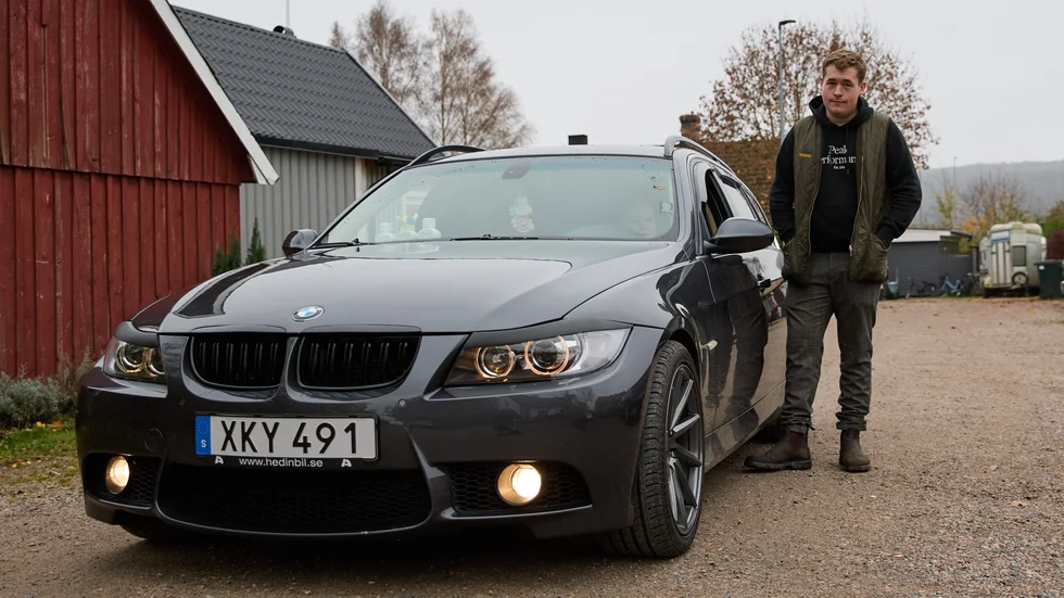 Alfred Jönsson, ordförande i Motorburen ungdom i Klippan, med sin A-traktor. Han är tveksam till att de föreslagna reglerna kommer att ha effekt.