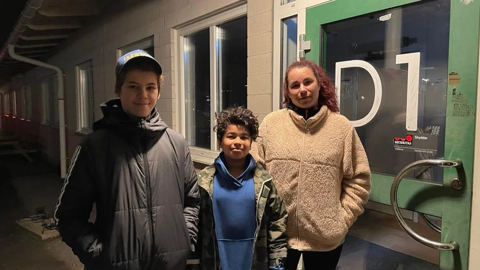 Bröderna Felix och Gabriel Garcia och deras mamma Julia Ejestrand Råsberg utanför en ödslig sporthall på Västerviks gymnasium. "Det är ingen som utnyttjar hallen mellan klockan 16 och 18", säger Julia som önskar att basketföreningen kunde få tillgång till lokalerna lite tidigare.