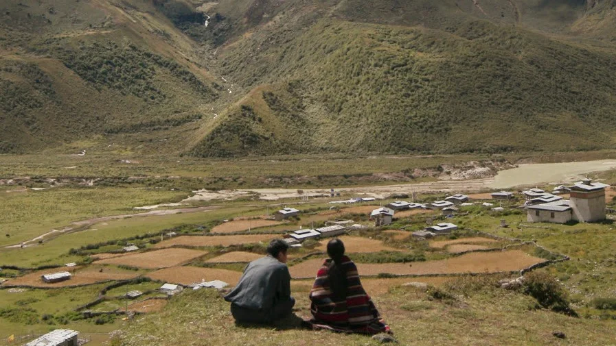 "Skolan vid världens ände" är en mysig och gullig saga från lilla Bhutan som mirakulöst nog blev nominerad till en Oscar.