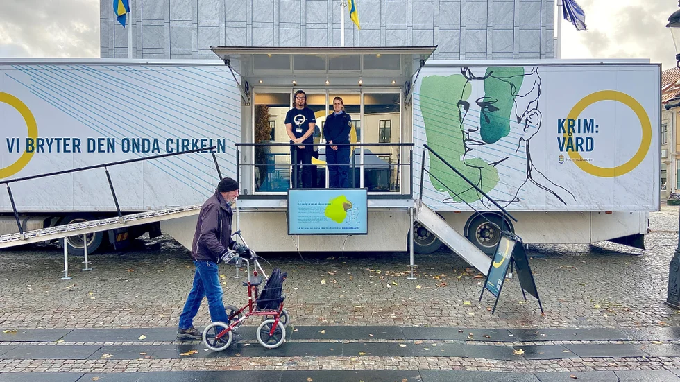 Kriminalvården i Nyköping är i akut behov av ny personal, varför Michael Jonsson och Maria Berglund står på Stora torget i en stor trailer.