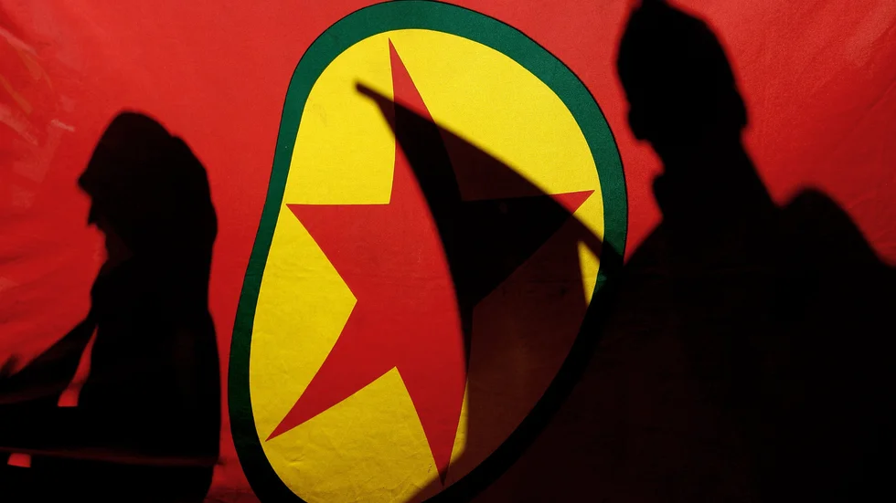 Två vänsterpartister poserade med PKK:s flagga i Malmös fullmäktigesal. Arkivbild.
