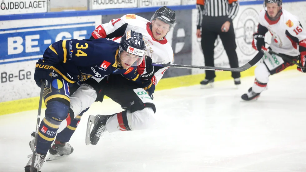Erik Palm och Chase Phelps under fredagens match.