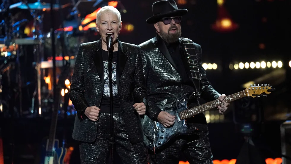 Annie Lennox och Dave Stewart i Eurythmics gjorde en sällsynt comeback som band när de valdes in i Rock & Roll Hall of Fame i Los Angeles.