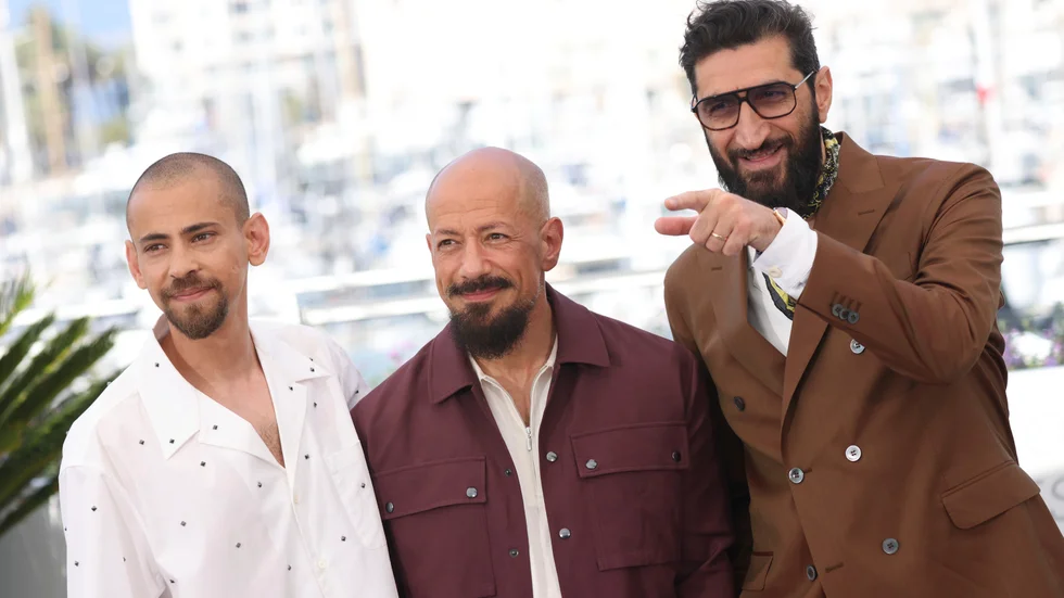 Regissören Tarik Saleh flankerad av Tawfeek Barhom och Fares Fares på filmfestivalen i Cannes. Nu har "Boy from heaven" vunnit fler priser. Arkivbild.