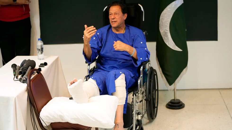 Pakistans förre premiärminister Imran Khan sköts i foten under en protestmarsch. Arkivbild.