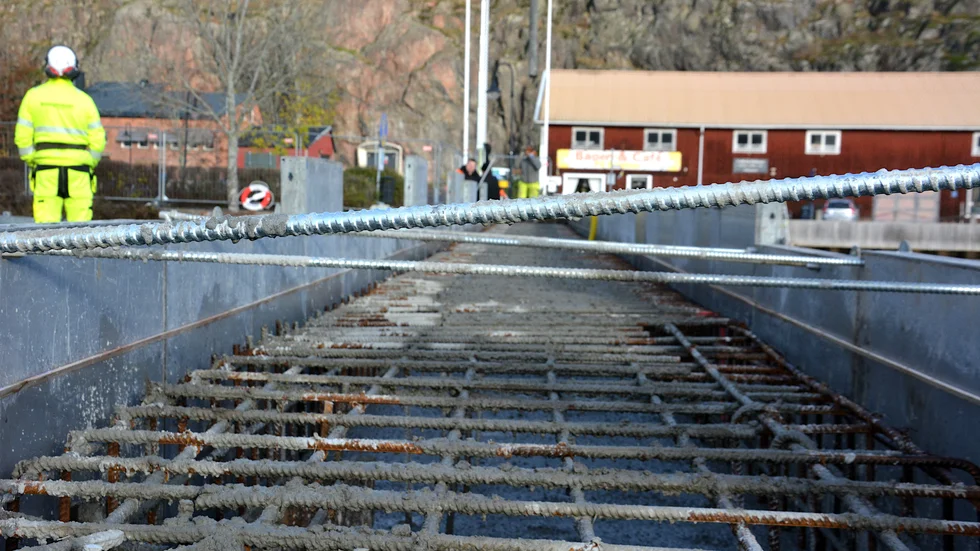 Genrebild av betongarbete med armeringsjärn. 