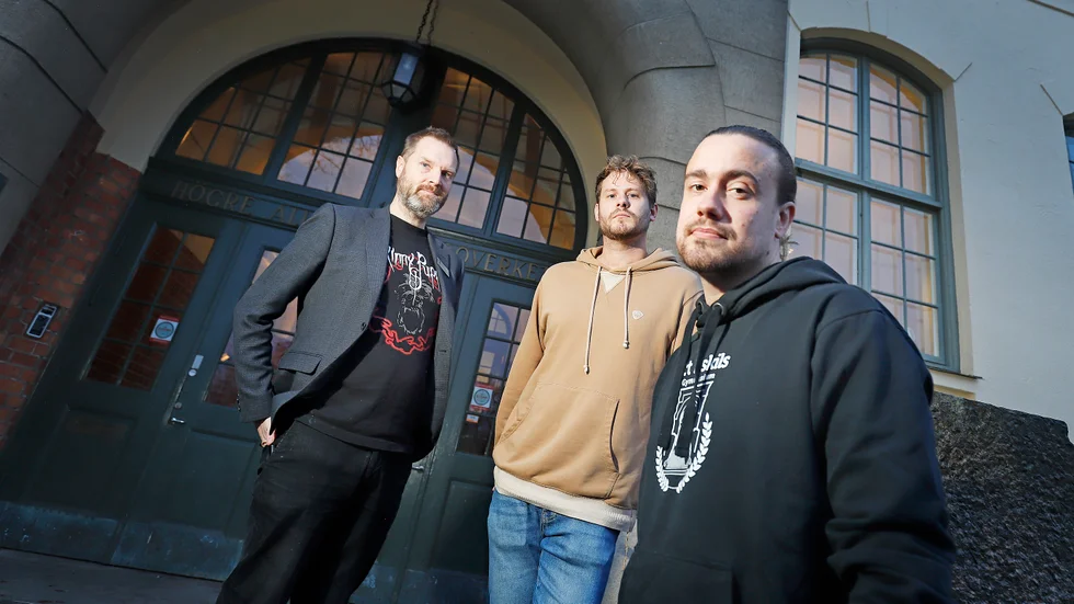 Robert Almroth, Jonas Wendin och Max Verlage är lärare på S:t Eskils. De ifrågasätter hur kommunen tänkte när man öppnade en fjärde gymnasieskola, trots sviktande elevunderlag. 