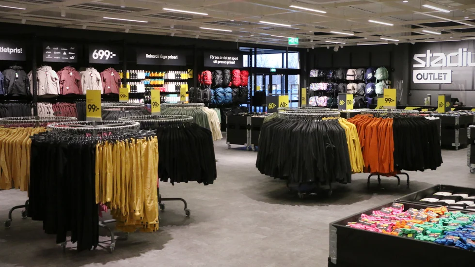 Utanför entrédörrarna kikar nyfikna människor in lite då och då. "Vi har fått sätta upp lappar på dörrarna för att folk har smitit in och kollat lite. Men det är kul också, det visar att folk är sugna", säger Erika Dahlin, butikschef.