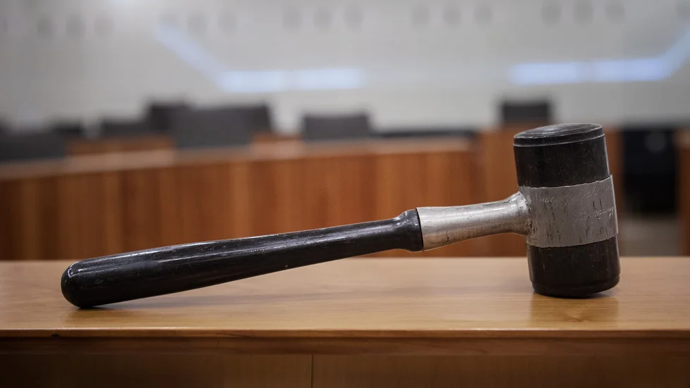 Utöver misshandel står mannen även åtalad för rattfylleri, ringa narkotika brott och olovlig körning.