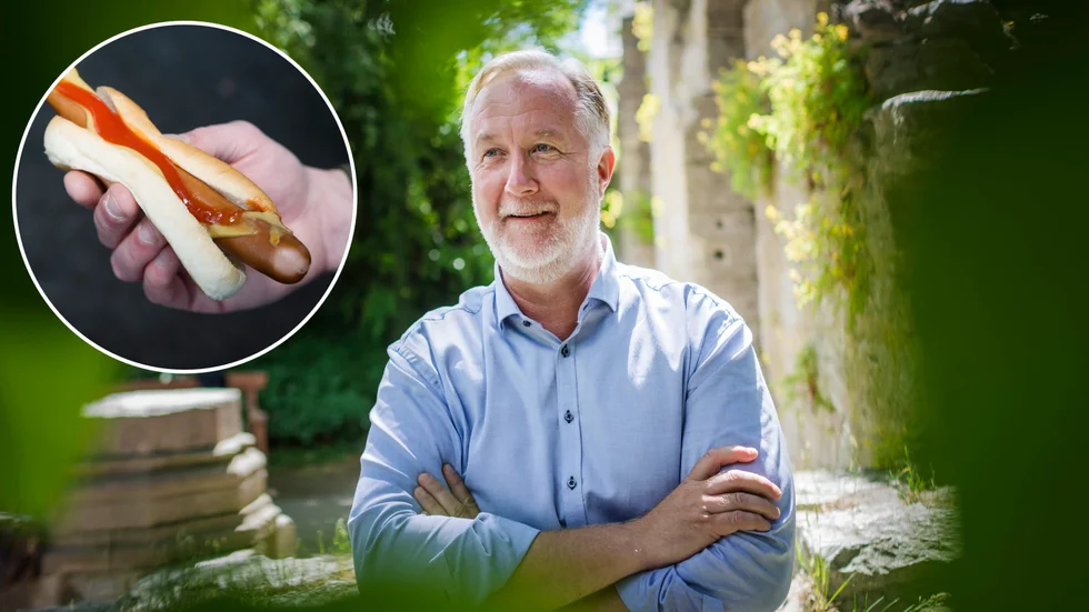 Blå skjorta, uppkavlade ärmar, armarna i kors och korvälskare. Vem kan Johan Pehrson ha som förebild?