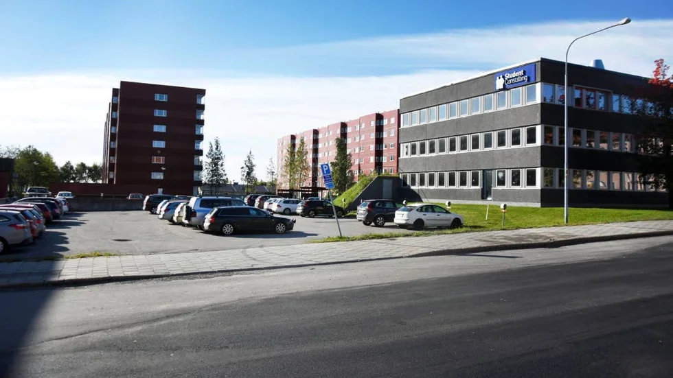 HÖGHUS. På den här parkeringsplatsen, bredvid det befintliga huset, är det tänkt att ett 14 våningar högt hus ska byggas.