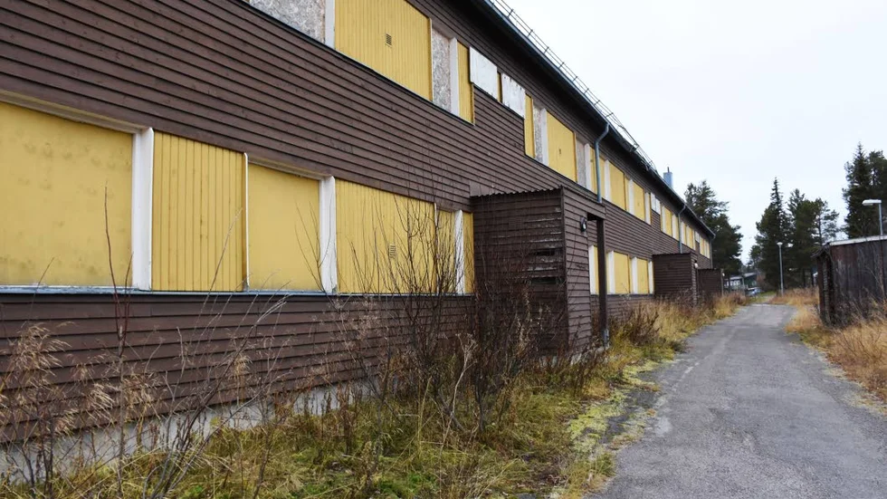 FARLIG GÅNGVÄG. Gångvägen mellan de kallställda husen på Solbacken i Svappavaara har stängts av, den anses vara för farlig att använda.