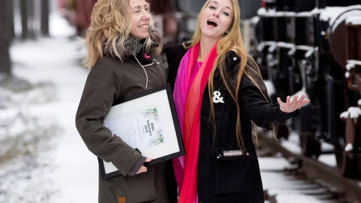 pristagare. Regina Verääjä och Carina Henriksson tog emot NSD:s kulturpris när det 2015 gick till Tornedalsteatern.