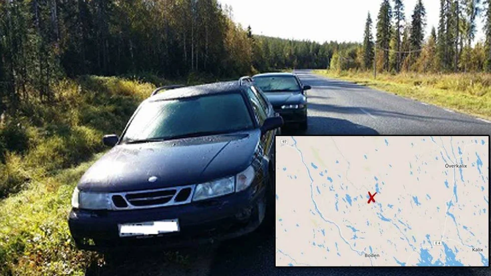 De två bilarna är lämnade efter vägen utanför Valvträsk.