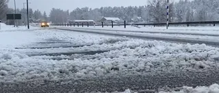 Snöigt väglag på E22 – lastbilar körde fast