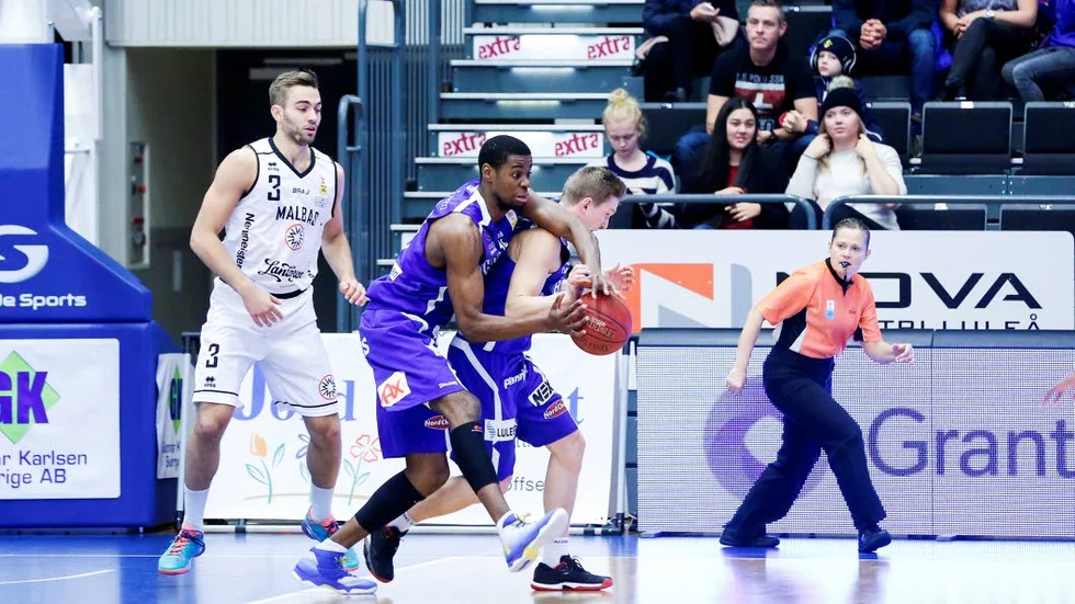 Kopplade greppet. BC Luleå, Yannick Anzuluni och Adam Rönnqvist fick bottenlaget Malbas på fall.