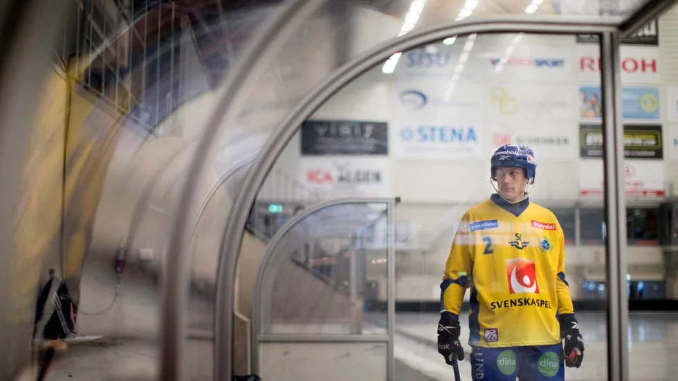 Spela eller inte spela - det är frågan för Kalix lagkapten Olov Englund. I helgen startar bandy-VM i Ryssland och Englund är fortfarande osäker på om han hinner bli kvitt sin skada. Lösningen på problemet kan vara klassiska ”farmor och farfar-övningar”.