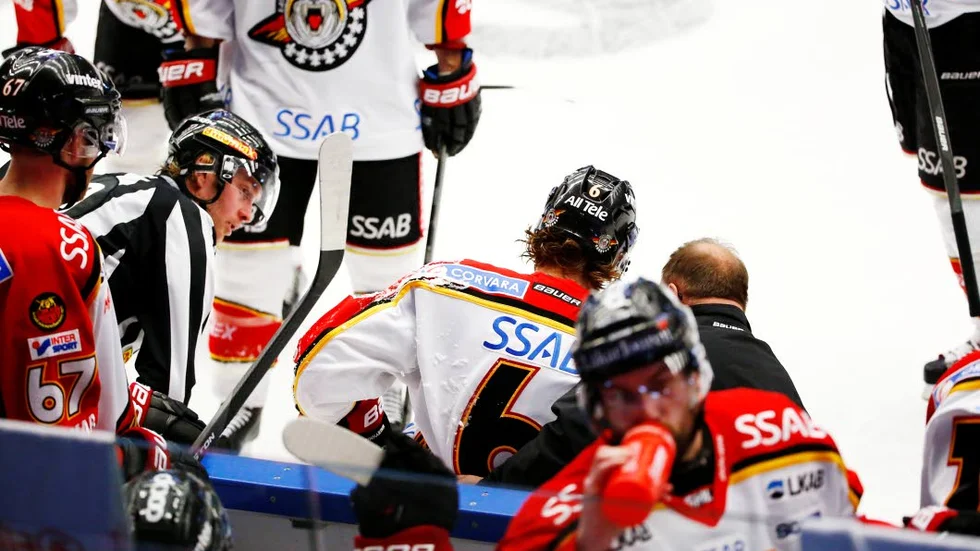 Aj aj aj. Luleåbacken Daniel,Gunnarsson skadade knät i en duell och fick lämna isen.