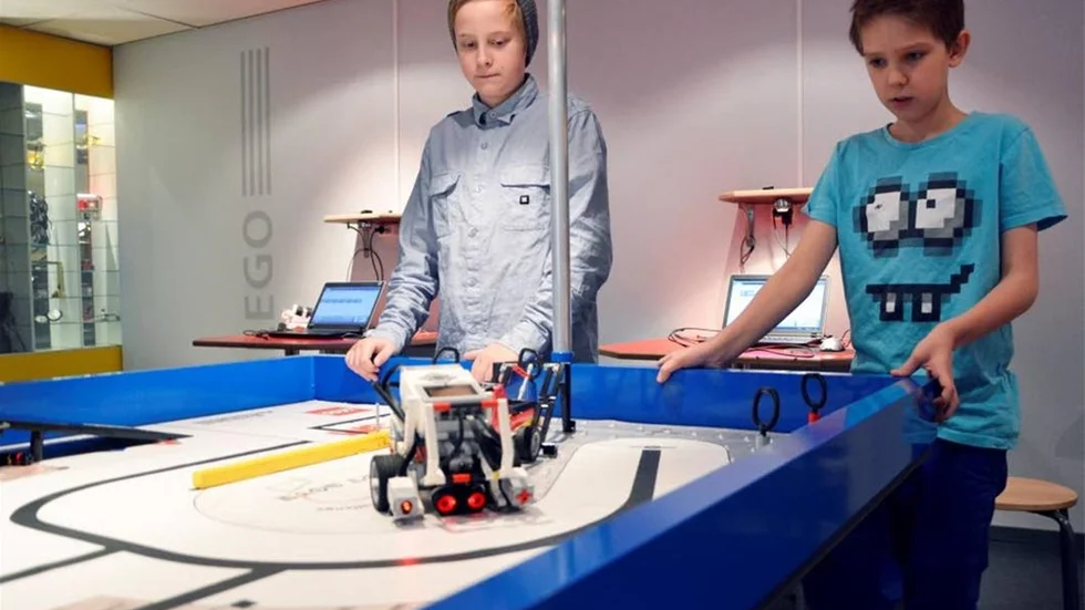 "Det påminner om ett tv-spel", säger Jesper Johansson, till höger. Vid sidan av honom Linus Johansson.
