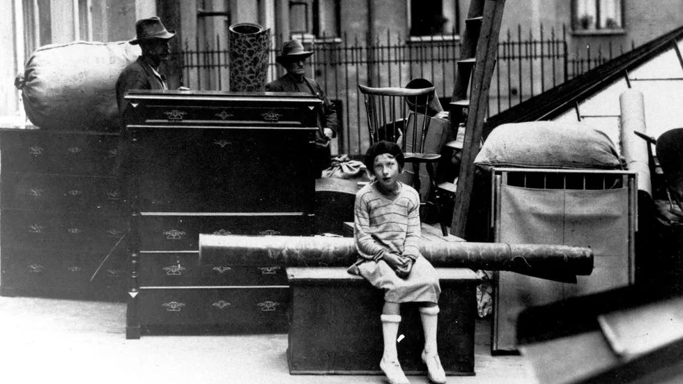 Vräkning av familj på Blekingegatan i Stockholm i september 1928. Precis som under krisåren på 1920-talet så utsätts allt fler barn i Sverige idag för hemlöshet. Regeringen gör ingenting. (Arkivbild)
