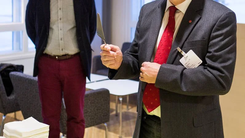 Tårtkalas med landstingsrådet Kent Ögren för den nya flyglinken mellan Uleåborg, Luleå och Tromsö.