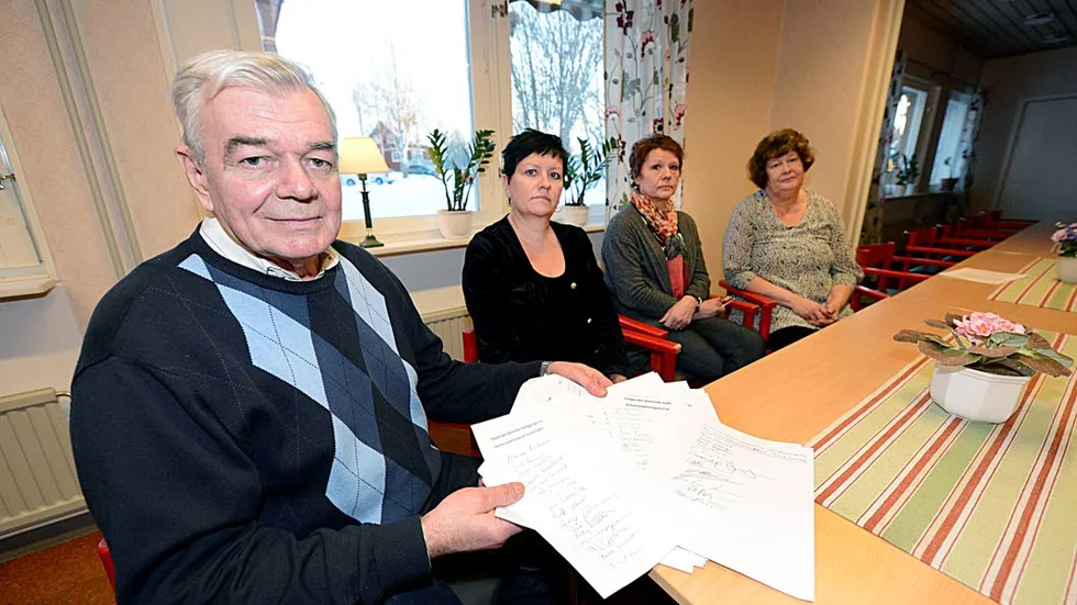 I veckan fick socialnämndens Sven-Erik Eklund (S), ta emot listor med 785 namnunderskrifter mot den planerade nedläggningen av Överkalix två demensboenden. Planerna på neddragningarna står dock kvar. Bakom honom socialchef Marjo Koivumaa, Brännagårdens enhetschef Kerstin Engström och Tallviksgårdens enhetschef Maria Rönnqvist.
