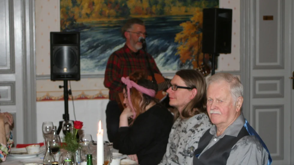 Alexandra Mirjamdotter, Andreas Pelli och Leif Hansson fick njuta av julmiddagen. Underhållningen serverades av Joakim Nordlund som bjöd på sång, gitarrspel och historier från förr.