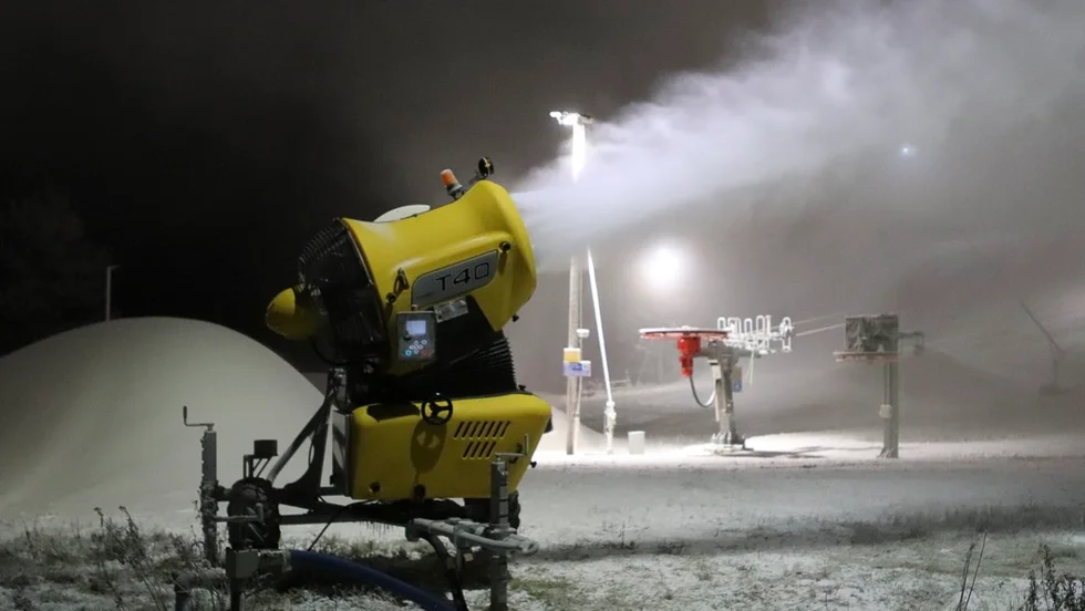 15 av de 20 snökanonerna i Båsenbergabacken är igång. Totalt ska 15 000 kubikmeter tillverkas innan backe och längdspår är klara för premiäråk.