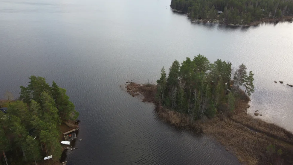 Sökinsatsen vid Möckeln fortsätter under sommaren efter flera tecken vid sjön. ""Det är en tom och konstig känsla. Det känns fortfarande overkligt att hon är borta men det är ändå sant", berättar sambon Matz Eklund.
