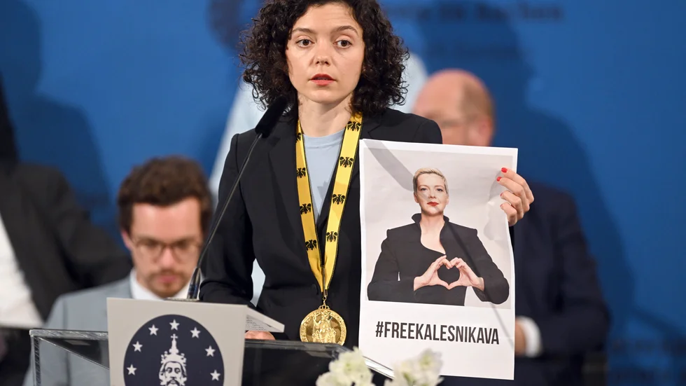 Tatsjana Chomitj, syster till Maria Kolesnikova, hedrar sin syster vid en ceremoni i Aachen i Tyskland. Arkivbild.