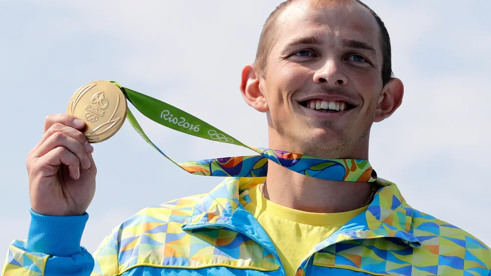 Den pensionerade kanotisten Juri Tjeban, Ukrainas mest framgångsrika manliga olympier, auktionerar ut två OS-guldmedaljer och ett brons för att stödja sitt land. Arkivbild.