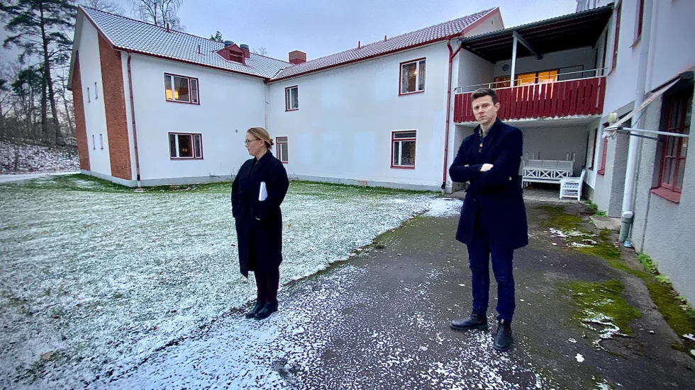 Kristina Cleber och Karl-Johan Sjödin vid F-huset som nu blir evakueringsskola efter att särskolans lokaler totalförstörts i torsdagens brand. "Det går att få till en bra utemiljö här", säger Kristina Cleber som måste se sig om efter ny lekutrustning eftersom den på Alléskolan också förstördes i branden.