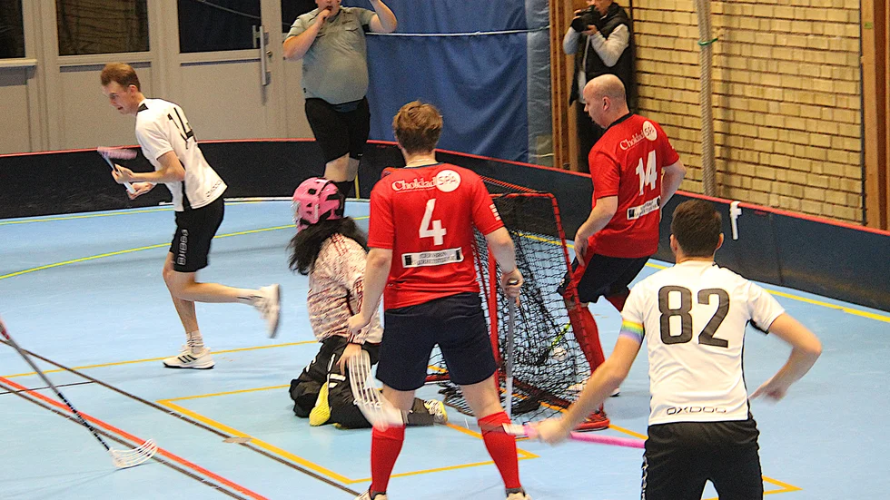 EIBK:s Albin Pettersson, till vänster, gör mål i en tidigare match. Han har gjort 14 totalt nu. Bara Jonas Davidsson, till höger är bättre den här säsongen med 18.