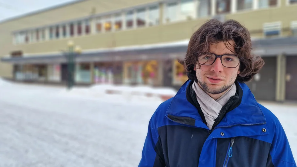 Unga killar kan känna sig hotade av jämställdhet, menar Adam Akaev. "De känner att de förlorar någonting. Den okunskapen och rädslan bidrar till att unga tjejer utsätts för hat och hot".