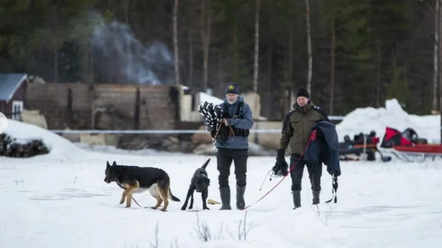 Hundförarna Roger Markaberg och Kalle Alatalo fanns på plats vid de eldhärjade byggnaderna på Granön under tisdagen. Ägaren till fastigheten, som fortfarande saknas, ska enligt anhöriga ha befunnit sig på ön och mannens fordon fanns på fastlandet i anslutning till Granön.