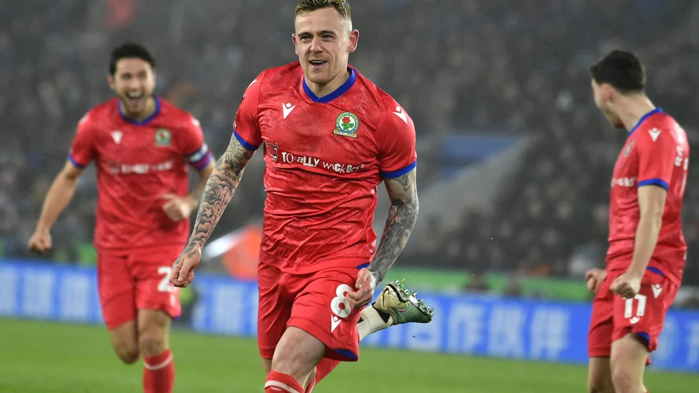 Sammie Szmodics firar målet som tog Blackburn till kvartsfinal i FA-cupen.
