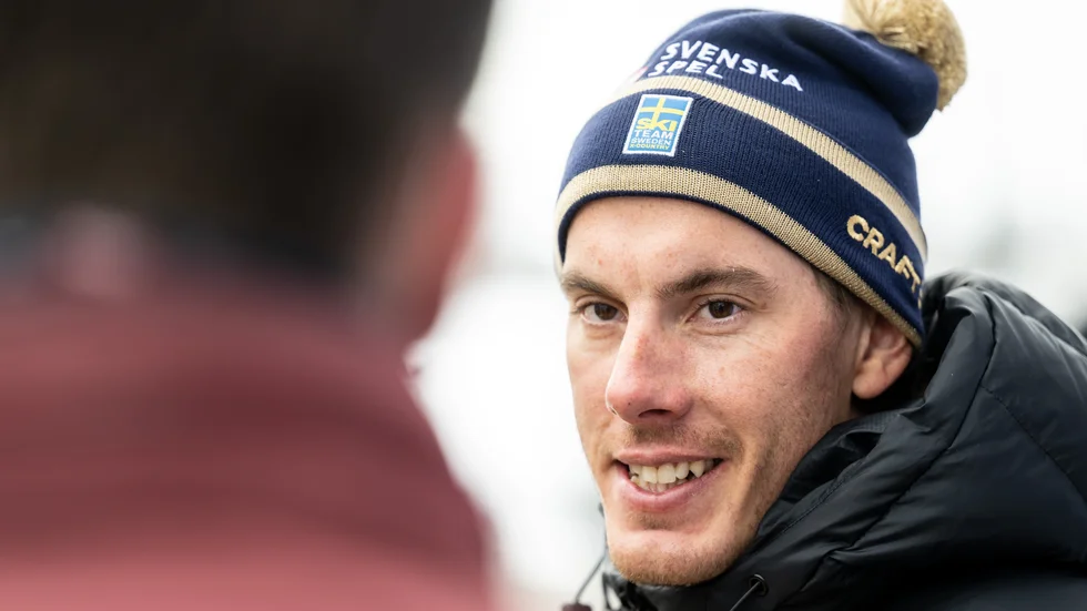 Johan Häggström kör stafett för Sverige.