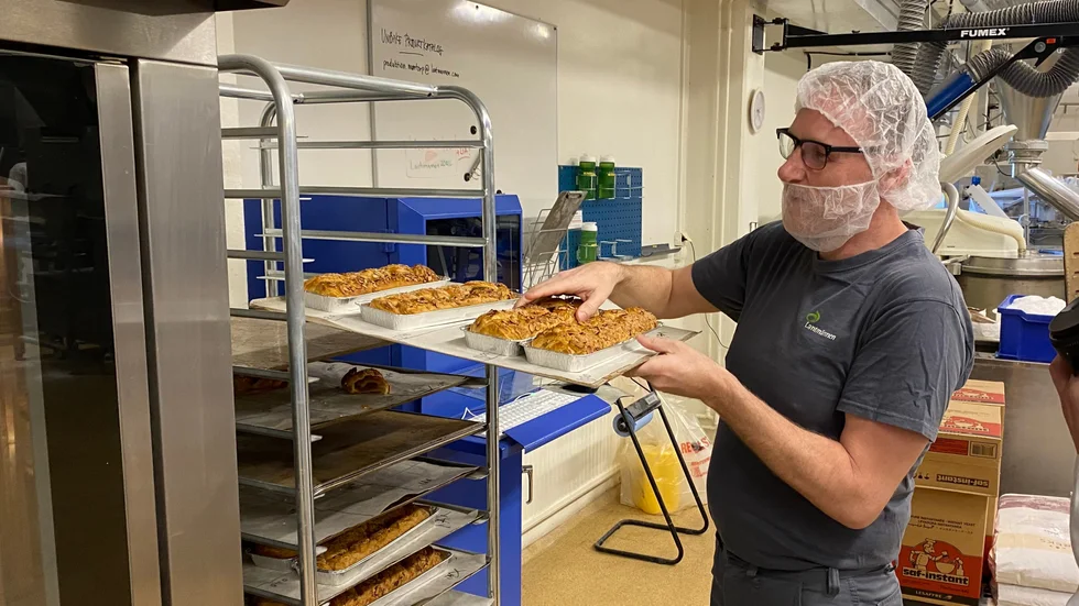 Platschefen Ole Hansen kollar de provbakade wienerlängderna, eller spandauer, som han som dansk föredrar att säga. Bageriet levererar annars bara ogräddade frysta bakverk, bakeoff.