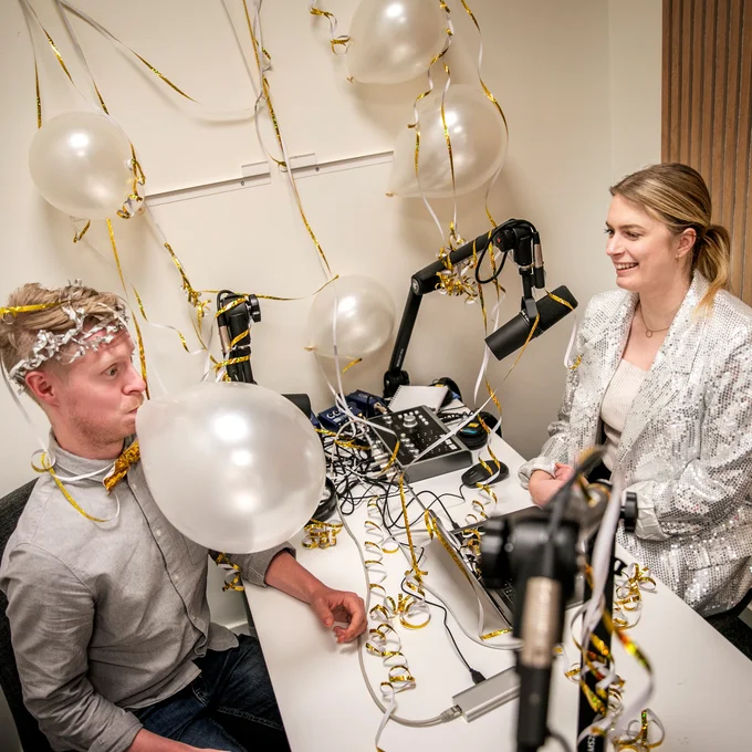 Programledare Emil Lundberg och Cecilia Thomsson växlar upp energin ytterligare när det är dags för den stora finalen.
