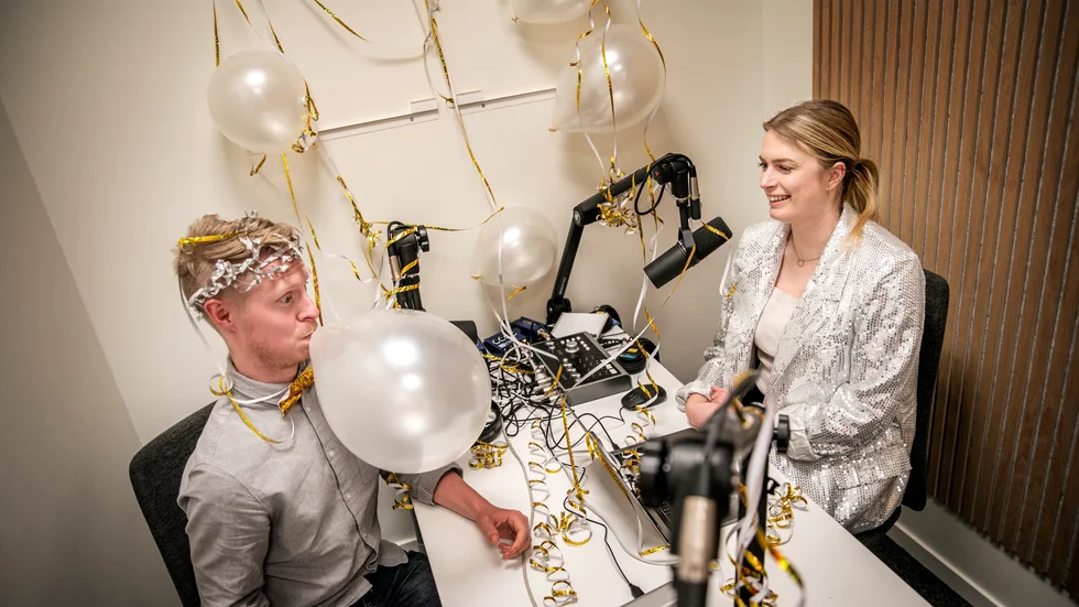 Programledare Emil Lundberg och Cecilia Thomsson växlar upp energin ytterligare när det är dags för den stora finalen.
