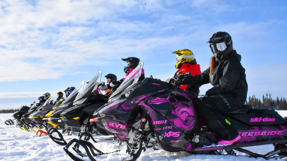 Ett gäng tjejer samlades för att testa olika skotrar, öva teknik och inspirera varandra. En satsning av MJM Powersports för att stärka skotersporten hos kvinnor. 
