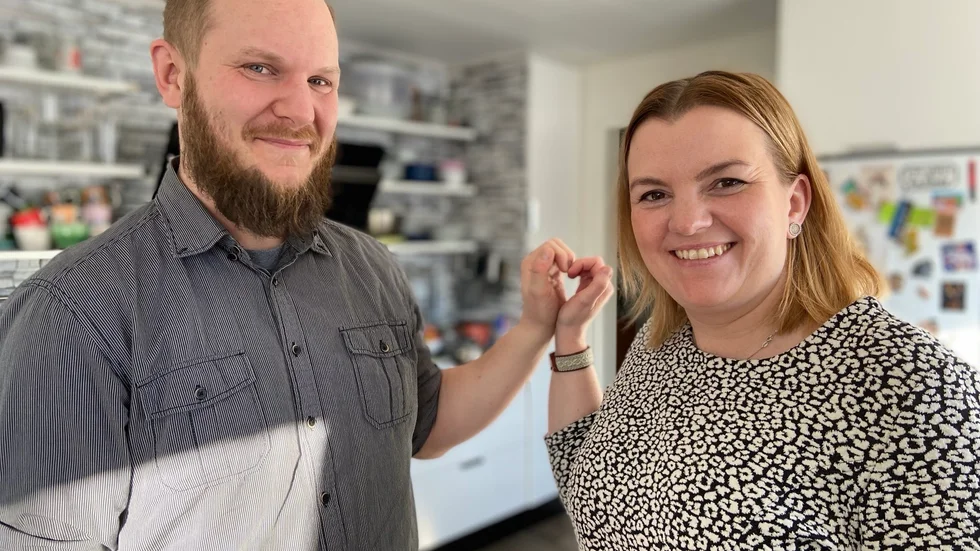 Emilia Töyrä och sambon Oscar Carlsson, Kiruna, träffades via en dejtingapp för fem år sedan. 